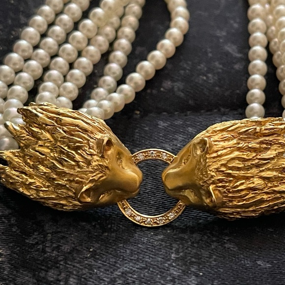 Genuine Pearl necklace with 18k lion heads clasp. Gorgeous! - Picture 6 of 17